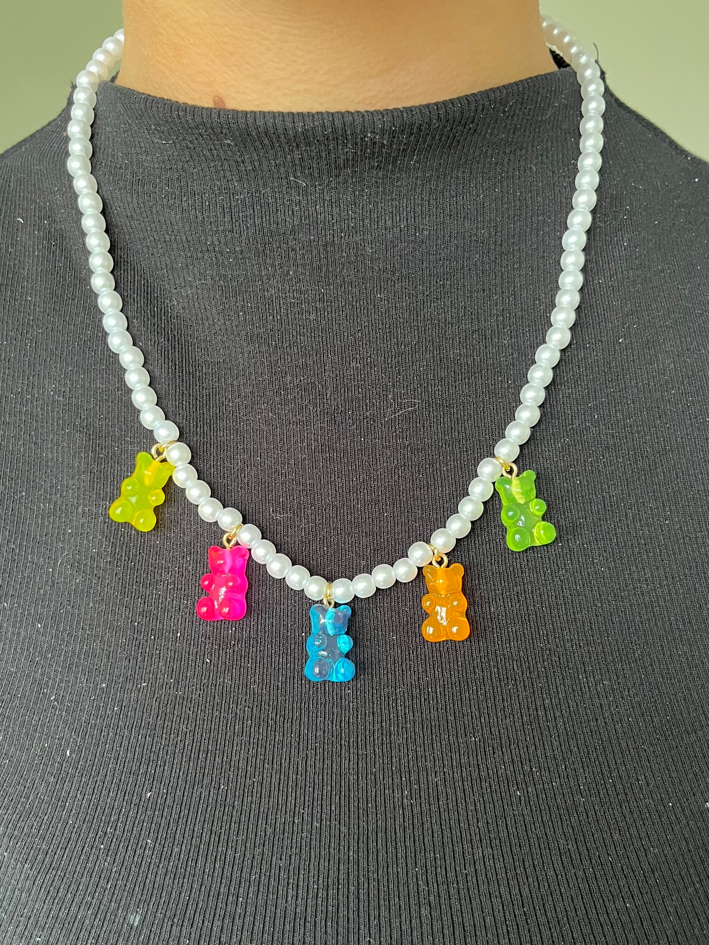 collier Leona